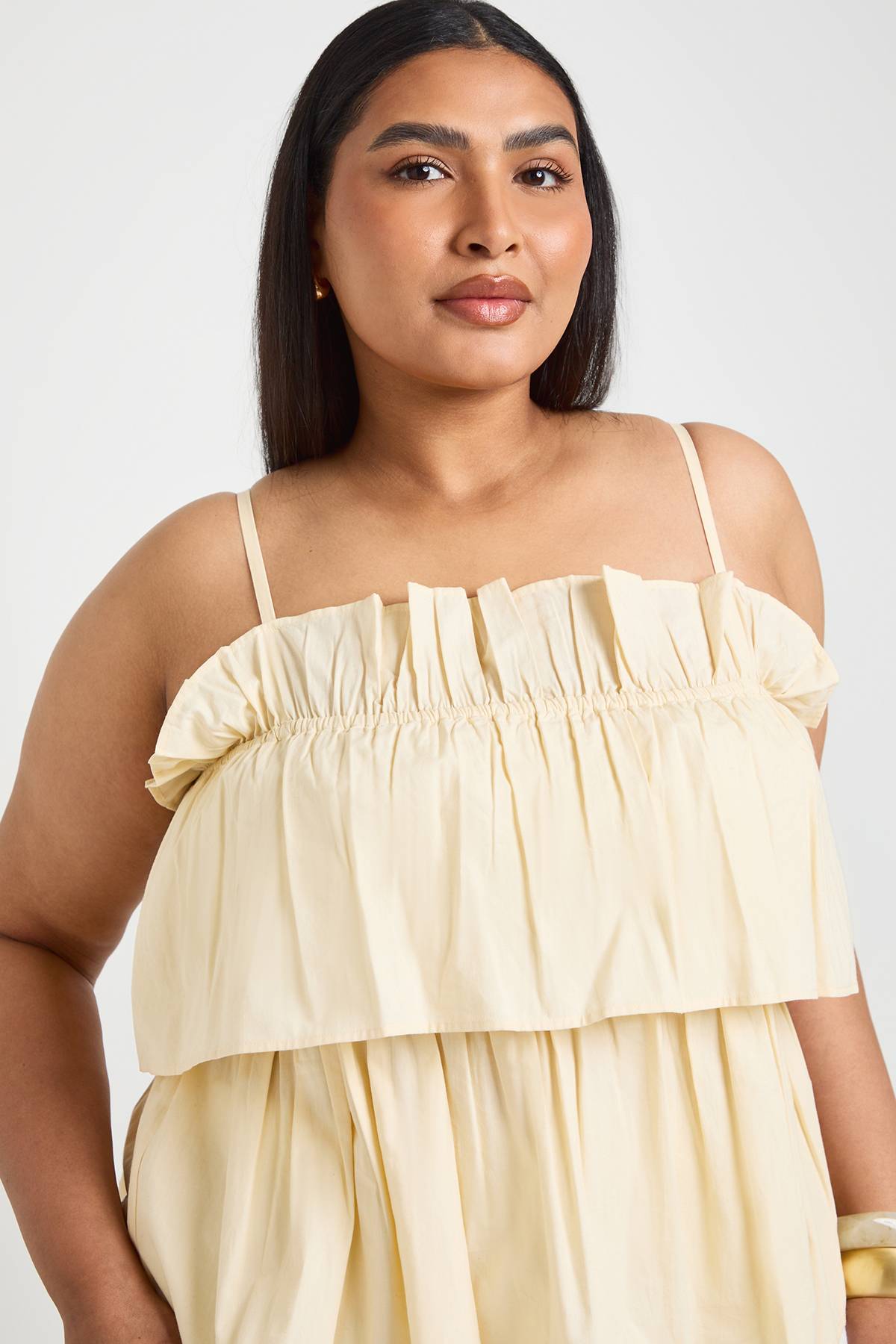 boohoo Haut Grande Taille En Popeline Froncée À Volants Superposés
