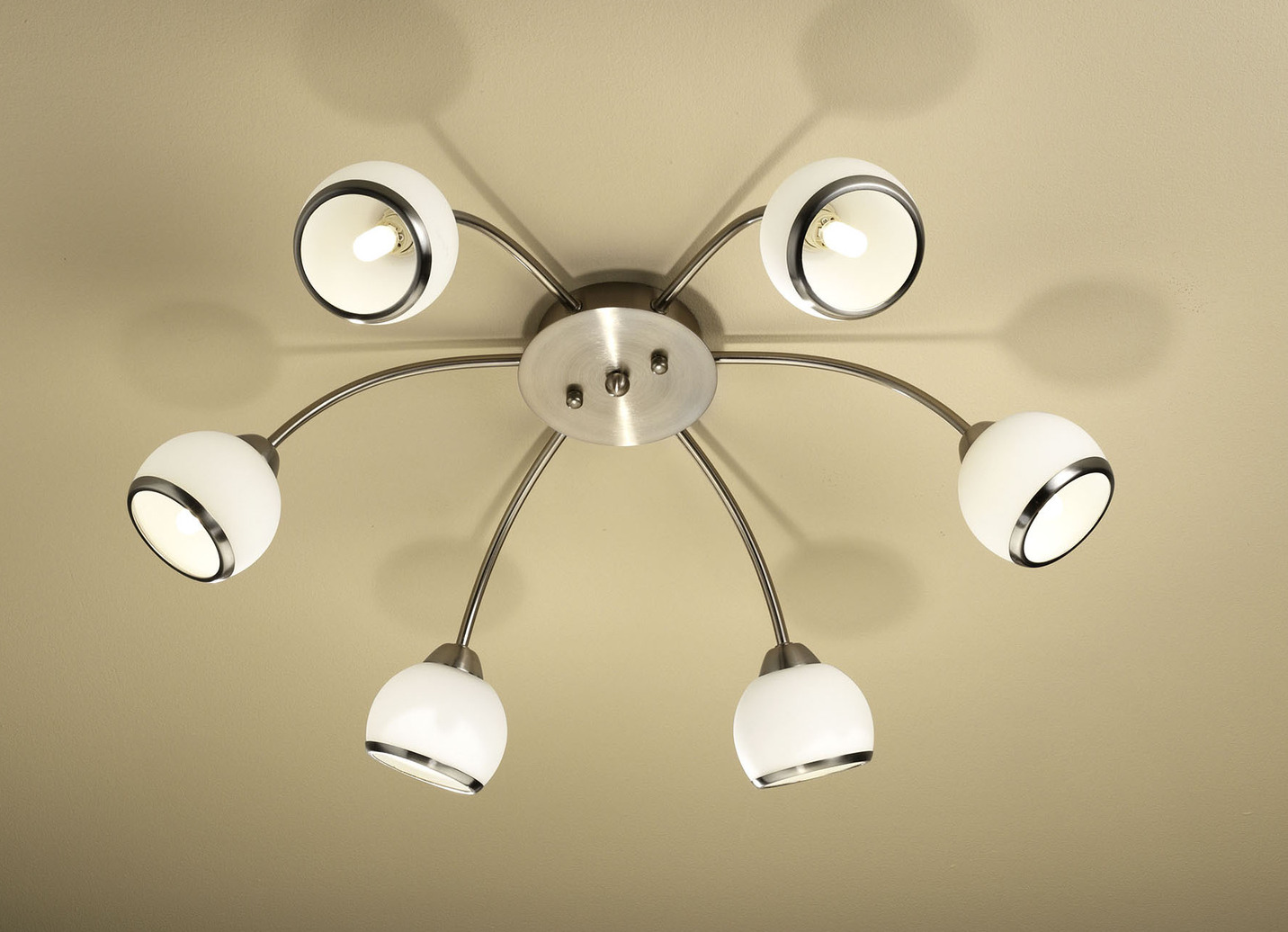 LED-Leuchten mit Gestell aus lackiertem Eisen