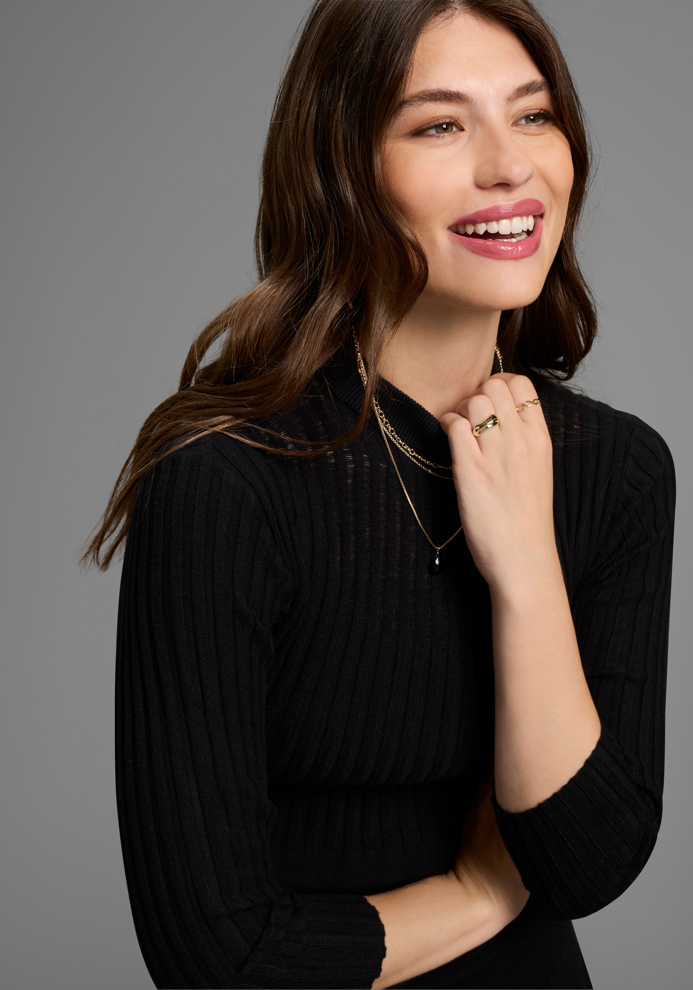 Bruno Banani Strickkleid Ohne Taschen mit transparentem Ausschnittdetail