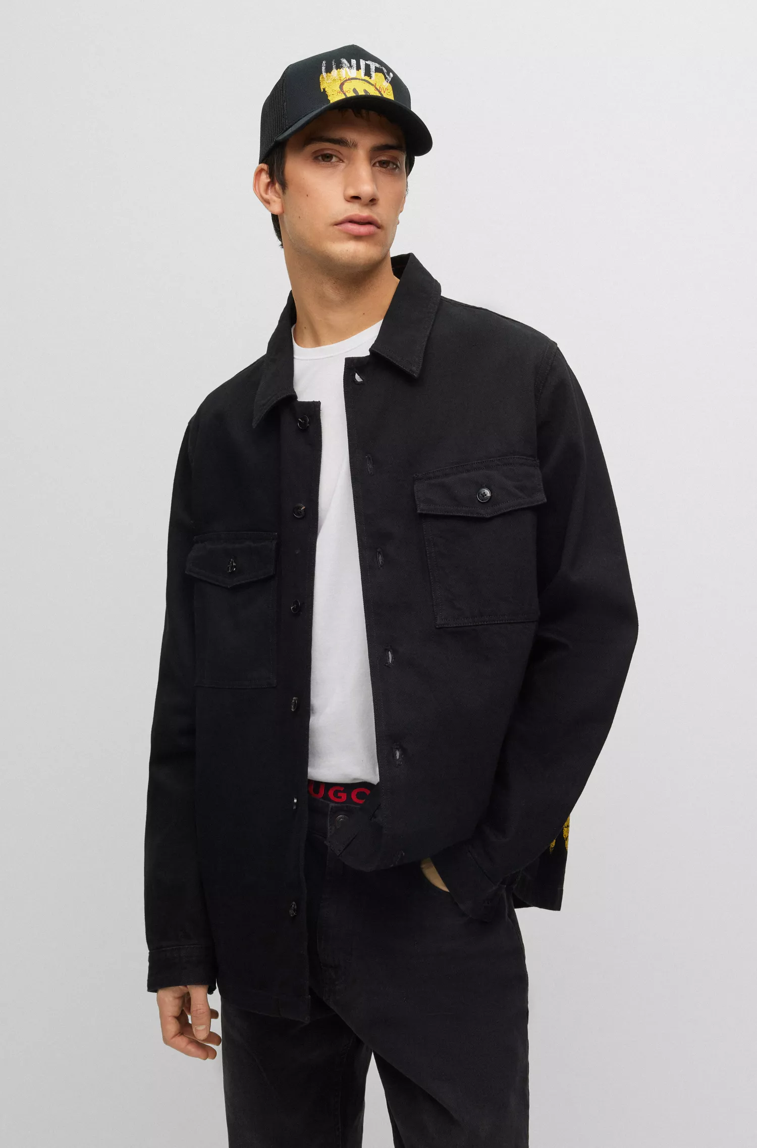 Sobretudo HUGO vermelho de modelagem oversized em denim com estampa de rabiscos nas costas.