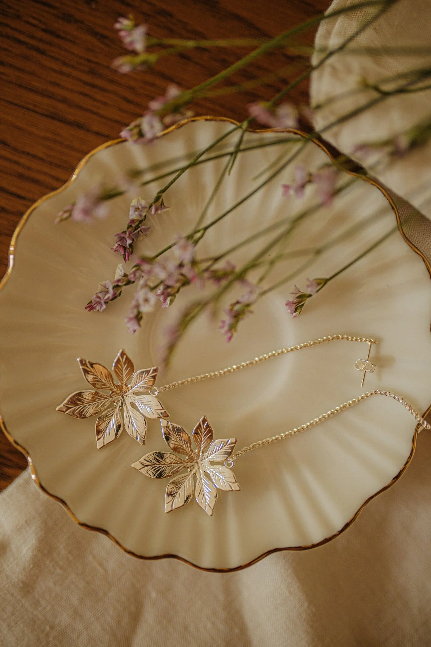 CHLORIS - Boucles d'oreilles pendantes fleurs doré à l'or fin | Argent