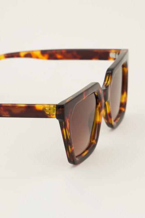 The Kendall bruine zonnebril