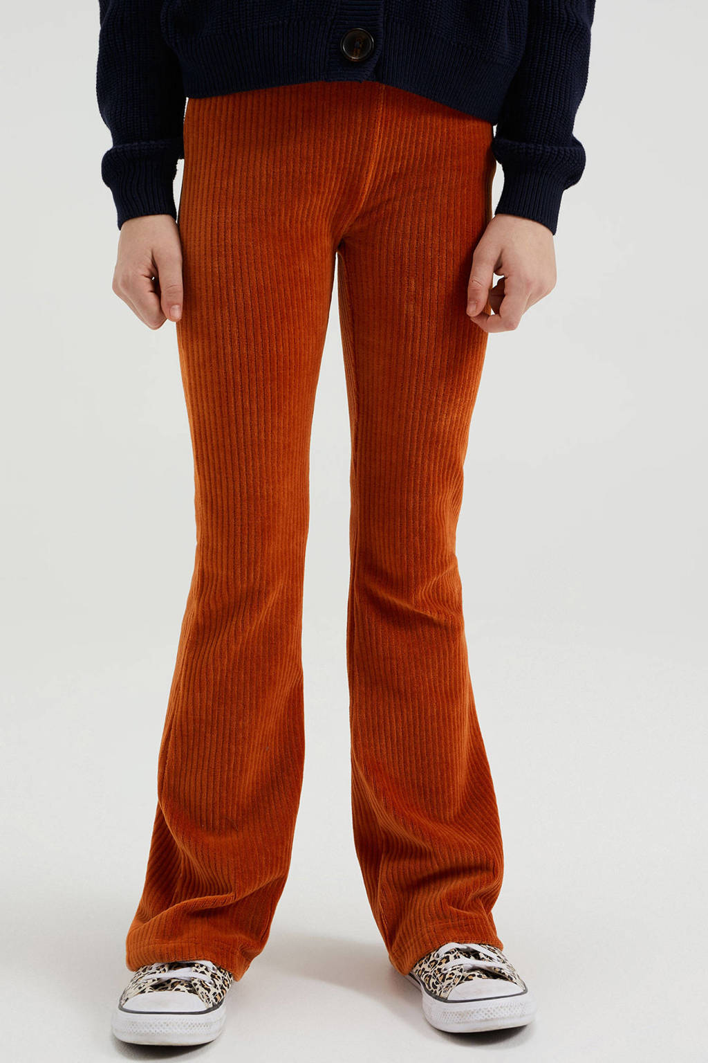 WE Fashion velours flared broek oranje
