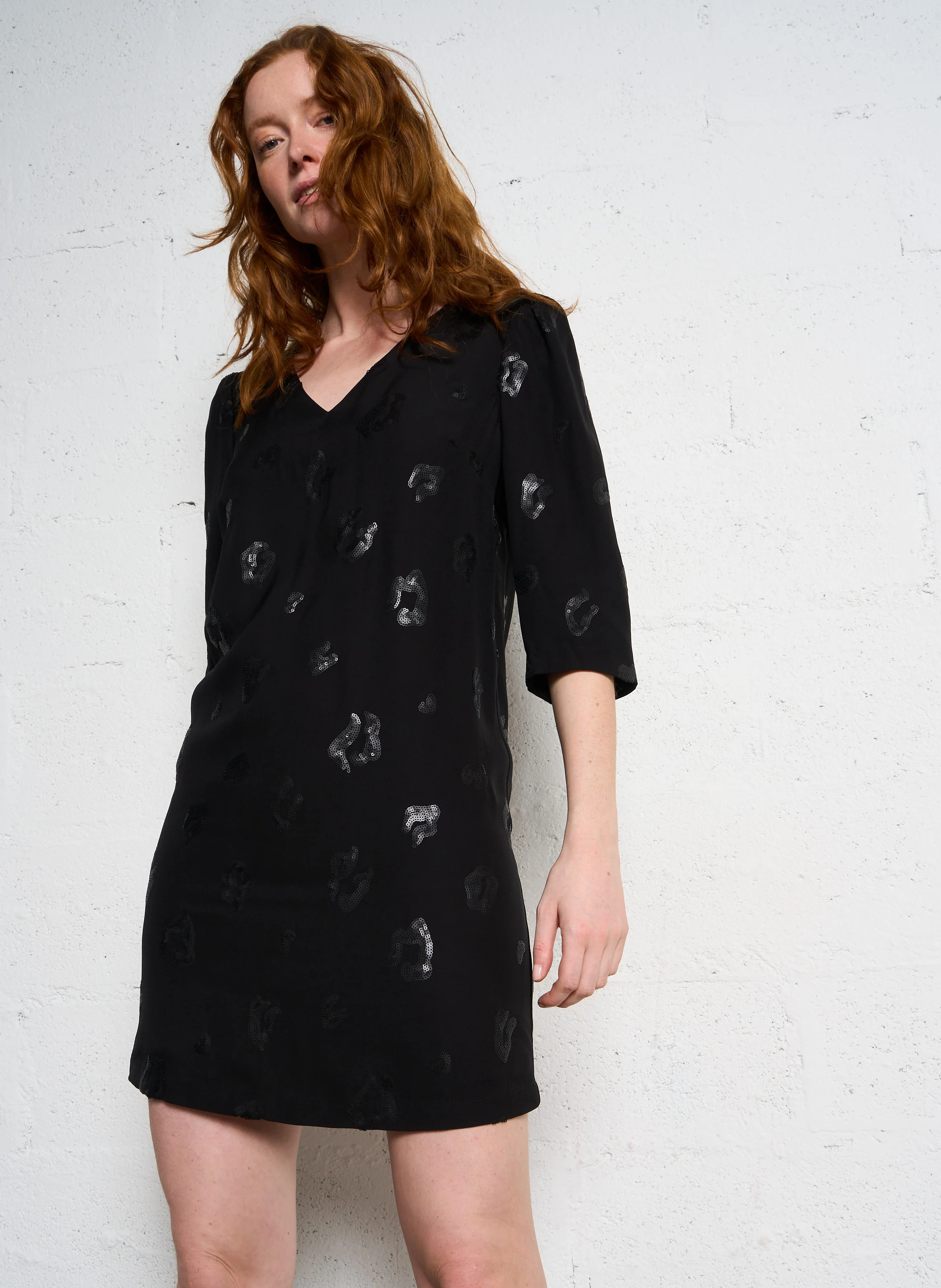 Robe courte droite à sequins| Noir