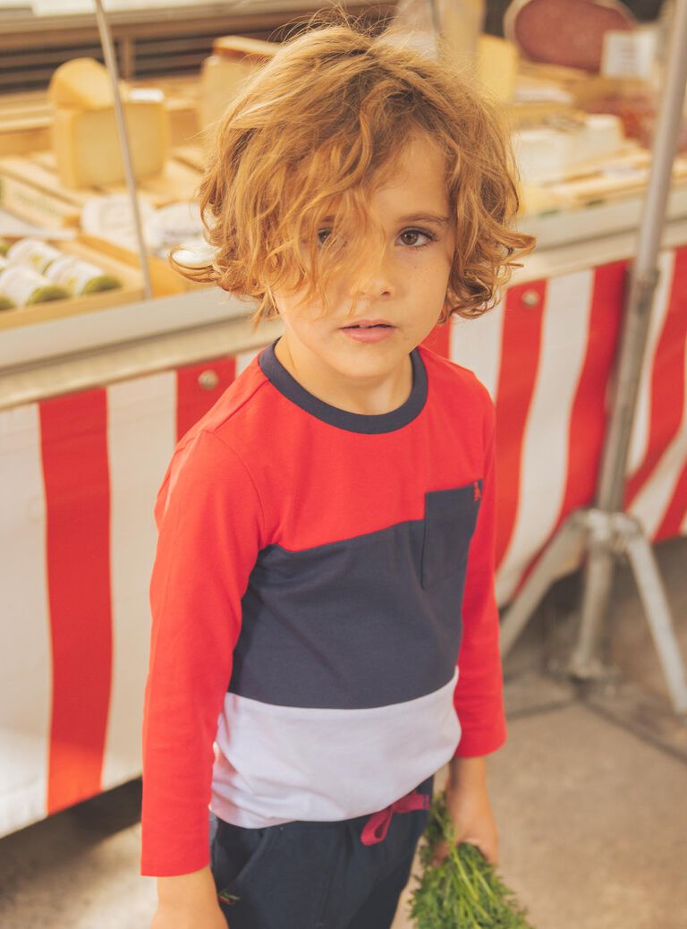 T-shirt à rayures rouge, blanc et bleu marine