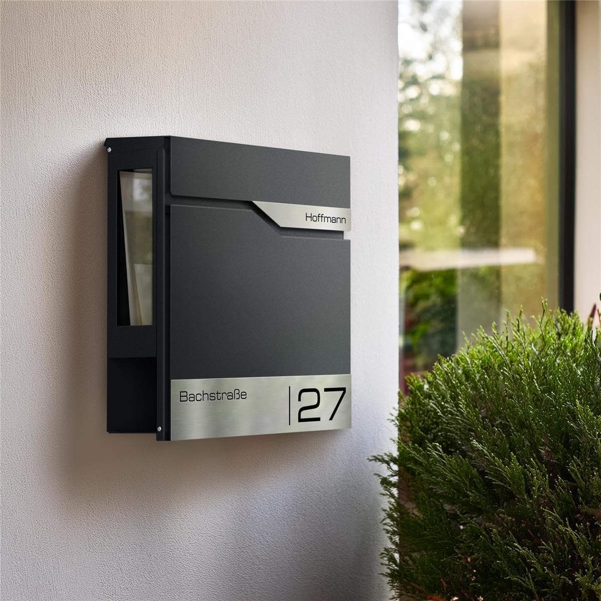 Metzler Briefkasten Anthrazit mit Sichtfenster und Zeitungsfach – Wandbriefkasten mit Namensschild aus Edelstahl personalisiert mit Gravur – Postkasten wasserdicht mit Fenster | Siebert SF
