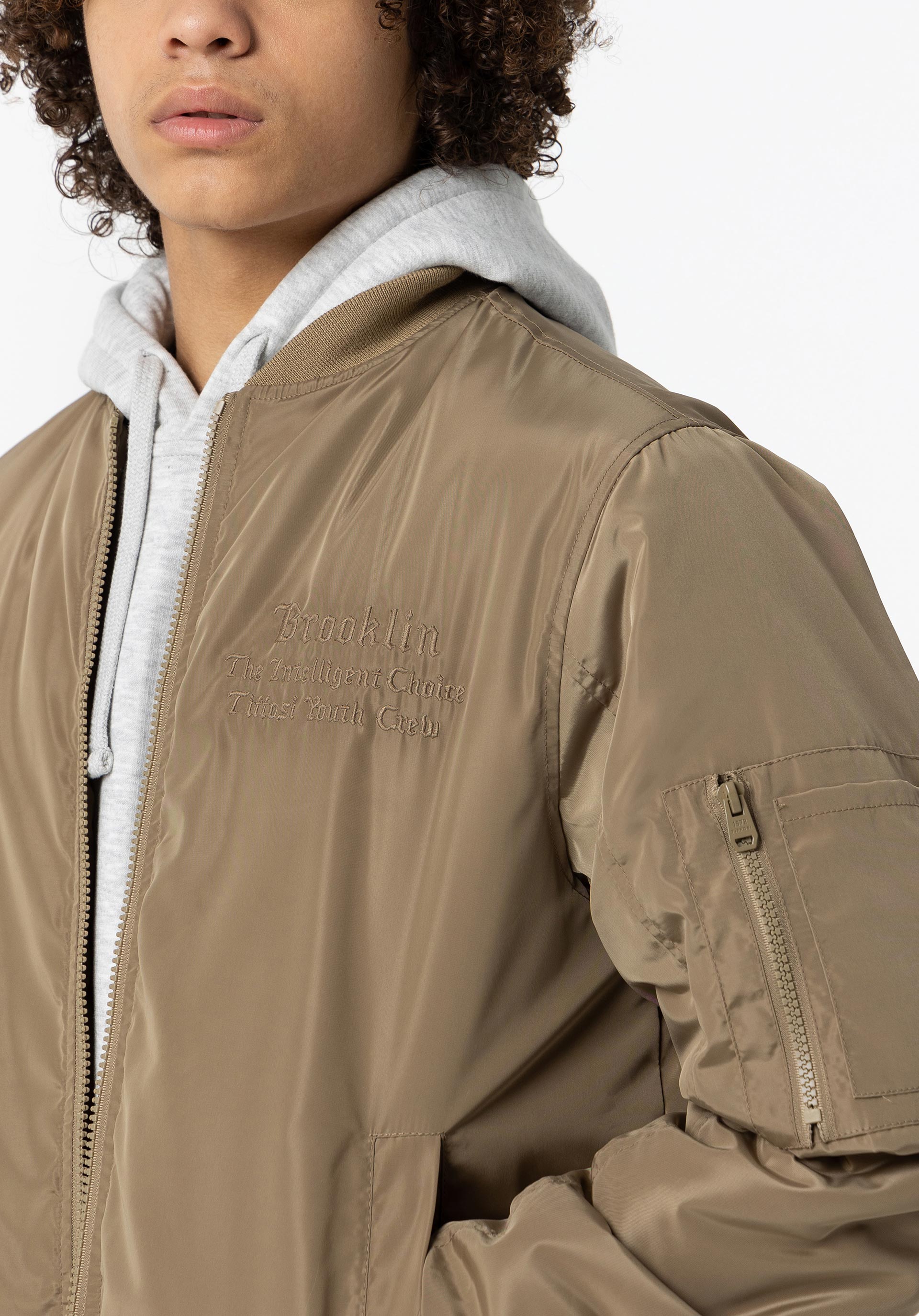 Casaco Bomber com Bordado Frontal