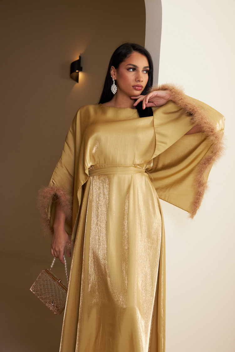 Robe longue doré satiné manche plume