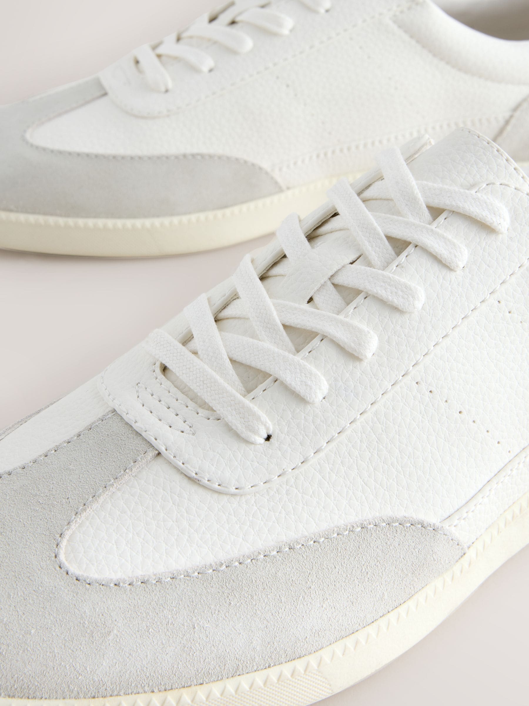 Wit - Chic-casual vetersneakers met suède afwerking