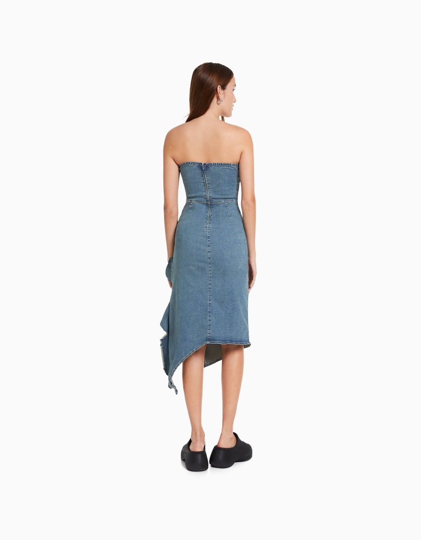 Vestido midi tomara que caia em jeans com babados