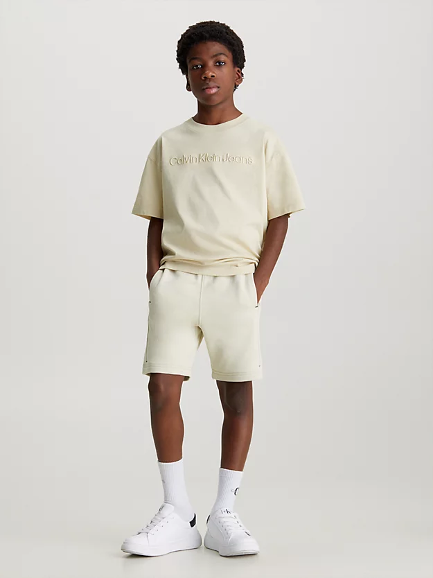 Camiseta com logotipo bordado