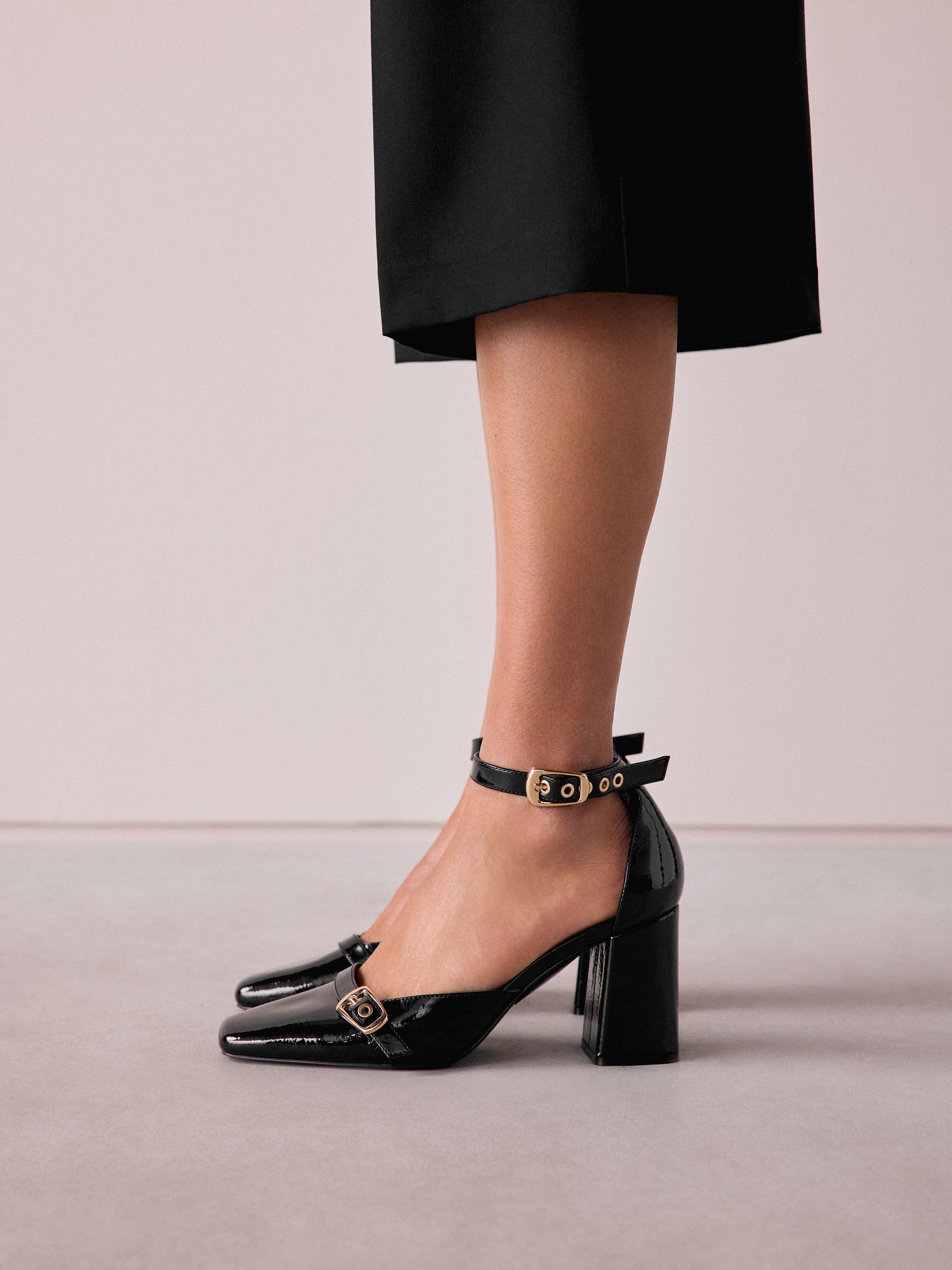 Zwart - Forever Comfort® Buckle Closed Toe Block Heels