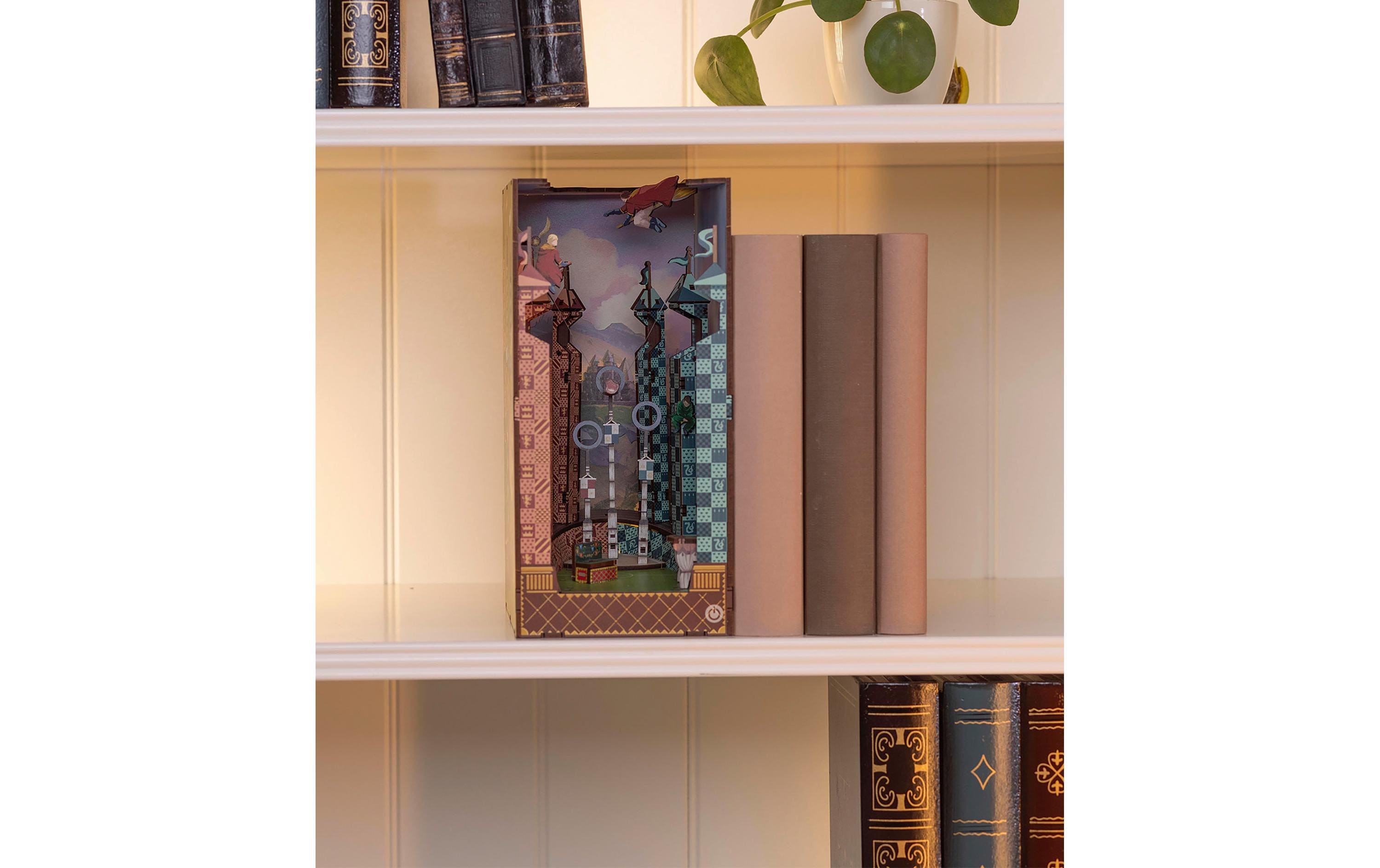 Bausatz Quiddich Field Harry PotterZauberhafte Miniaturwelt mit LED-Beleuchtung für Ihr Bücherregal