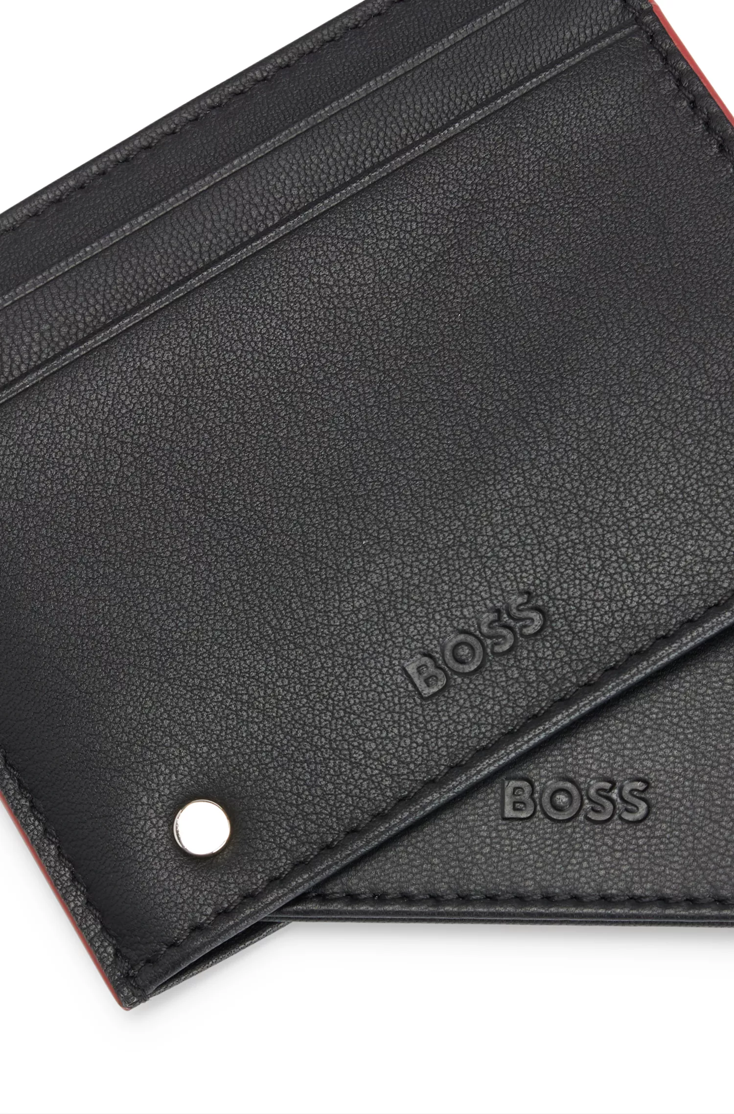 Porta-cartões BOSS em couro preto fosco com logotipo em relevo.