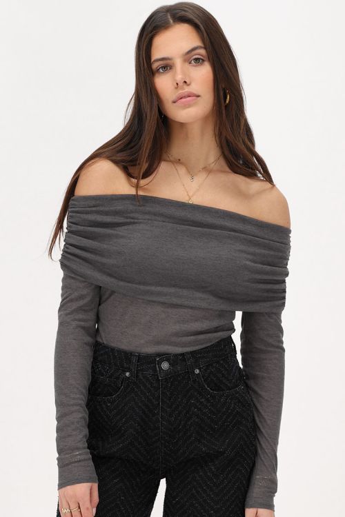 Donkergrijze off-shoulder top gedrapeerd