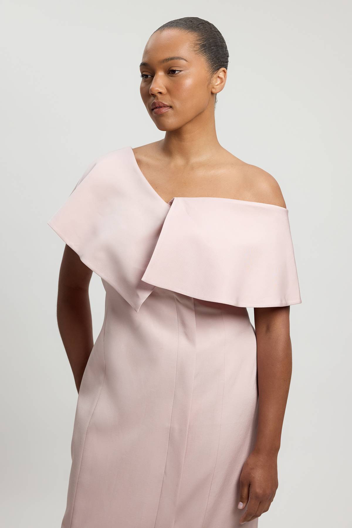 KarenMillen Robe Grande Taille Mi-longue Crayon Ajustée En Mélange De Lin Poli Avec Détail De Pli Asymétrique