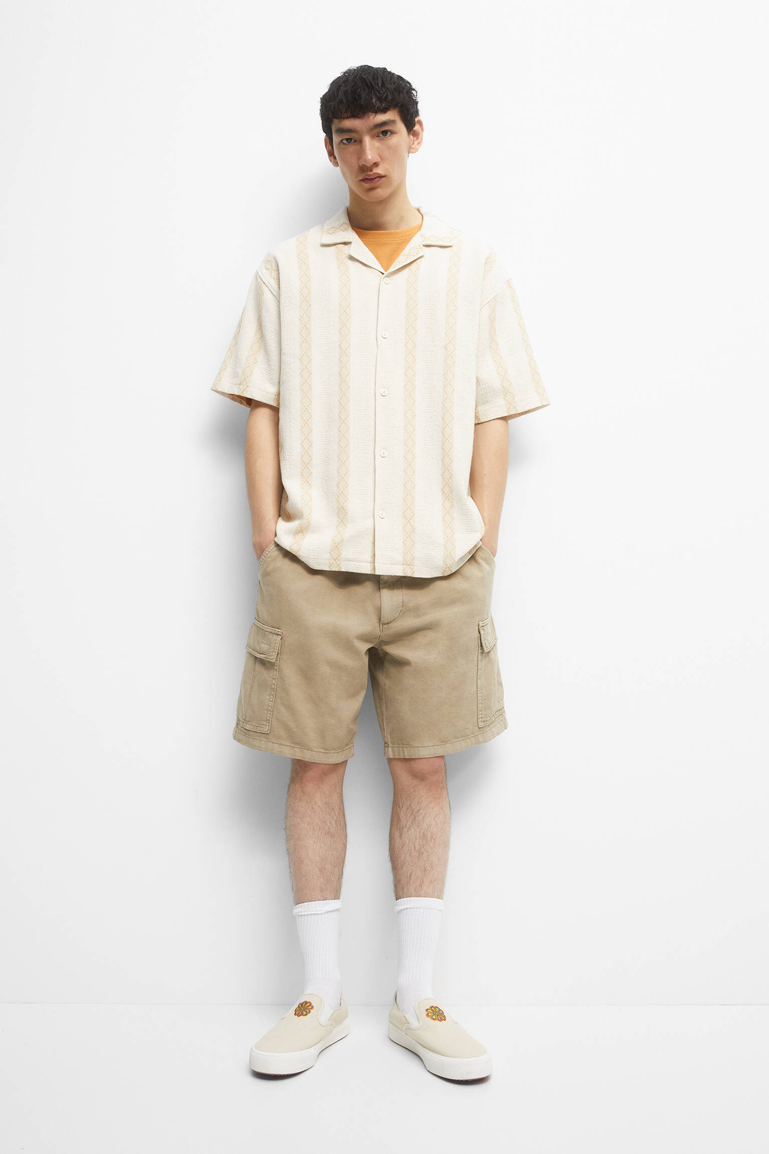 CAMISA DE PRIMAVERA COM DETALHES EM BROCHURA - TAN