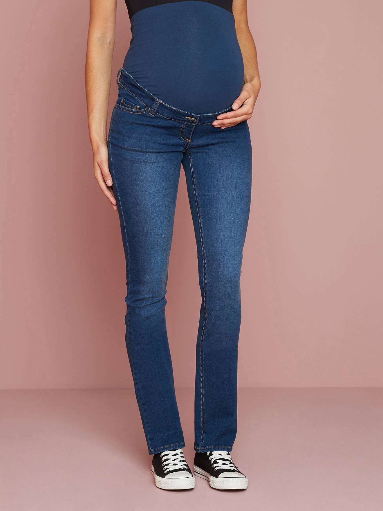 Calça jeans de gestante com corte reto e entrepernas de 85 cm. Cor preta lisa.