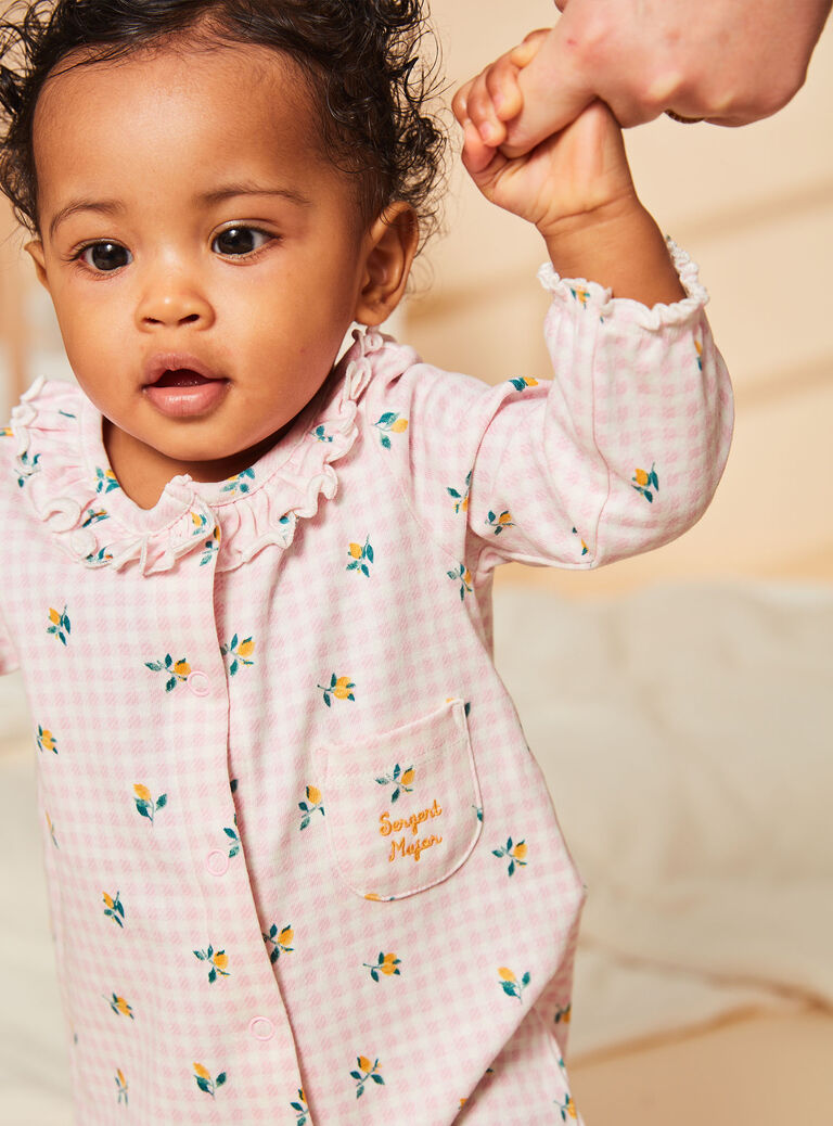 Grenouillère rose à imprimé vichy et fleurs.