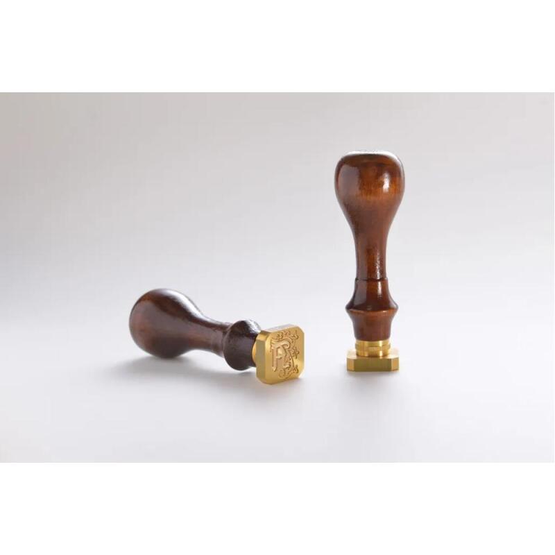 Sceau à vis carré (lettre enluminée) avec manche en bois vernis