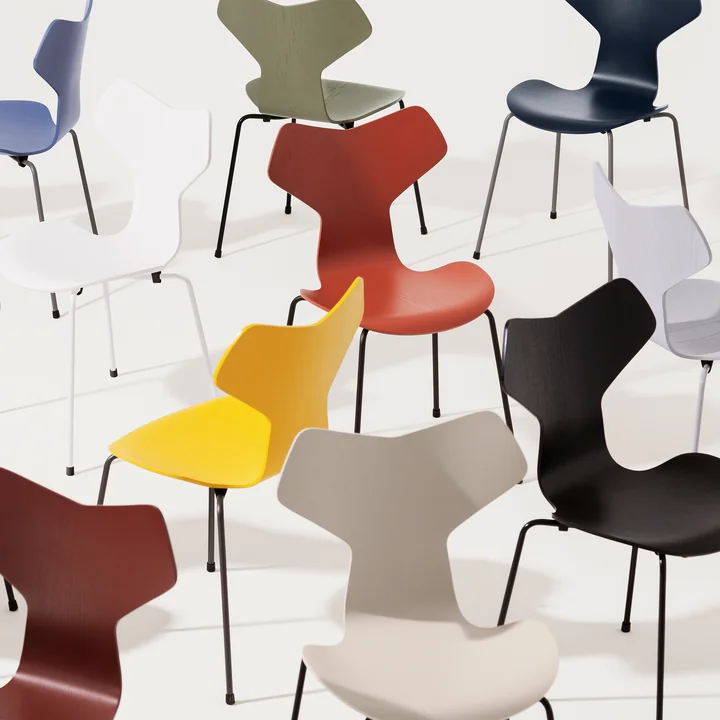 Fritz Hansen - Grand Prix Stuhl, schwarz / Esche evergreen gefärbt