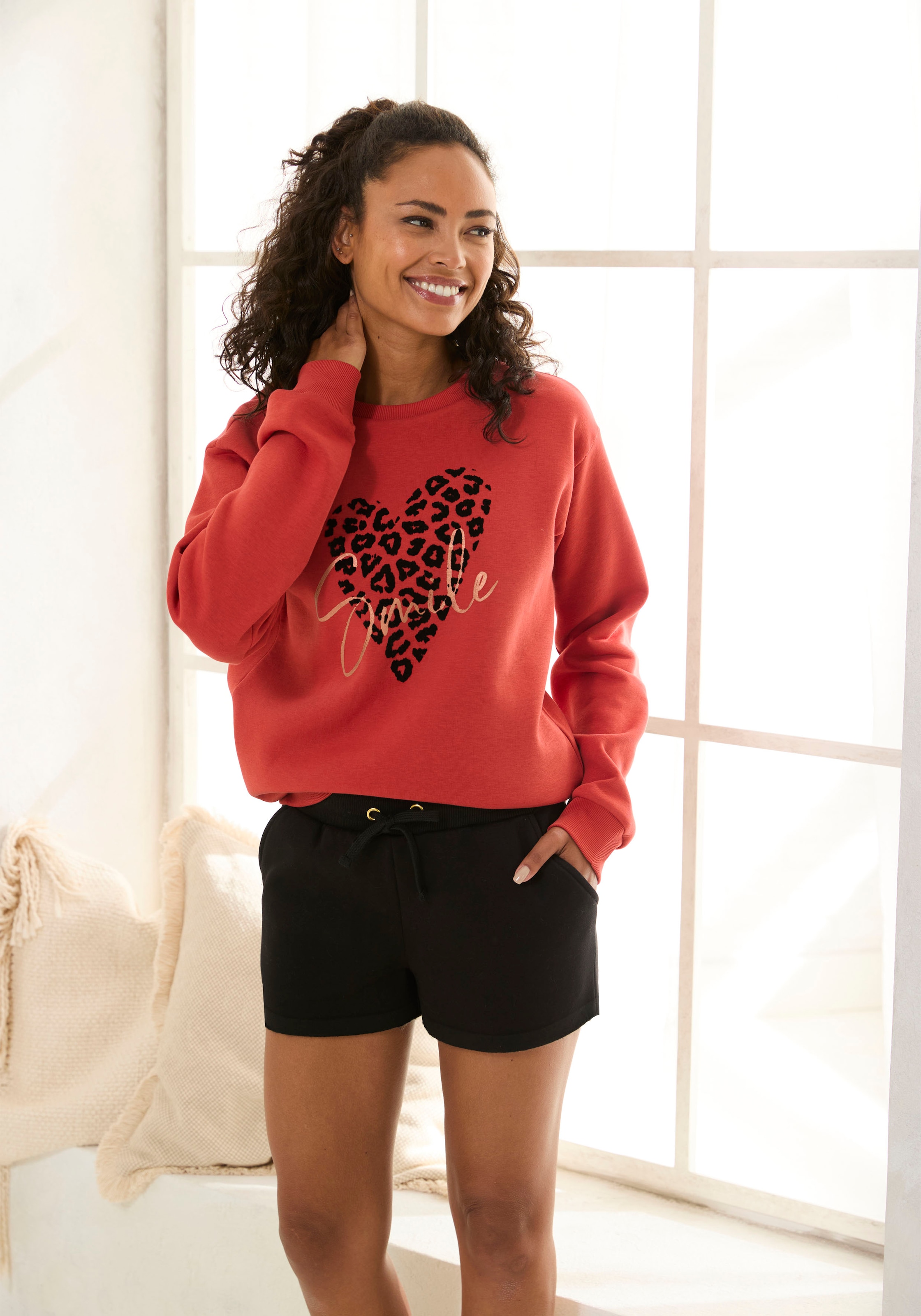 LASCANA Sweatshirt , mit Herz-Leo-Druck, Loungewear