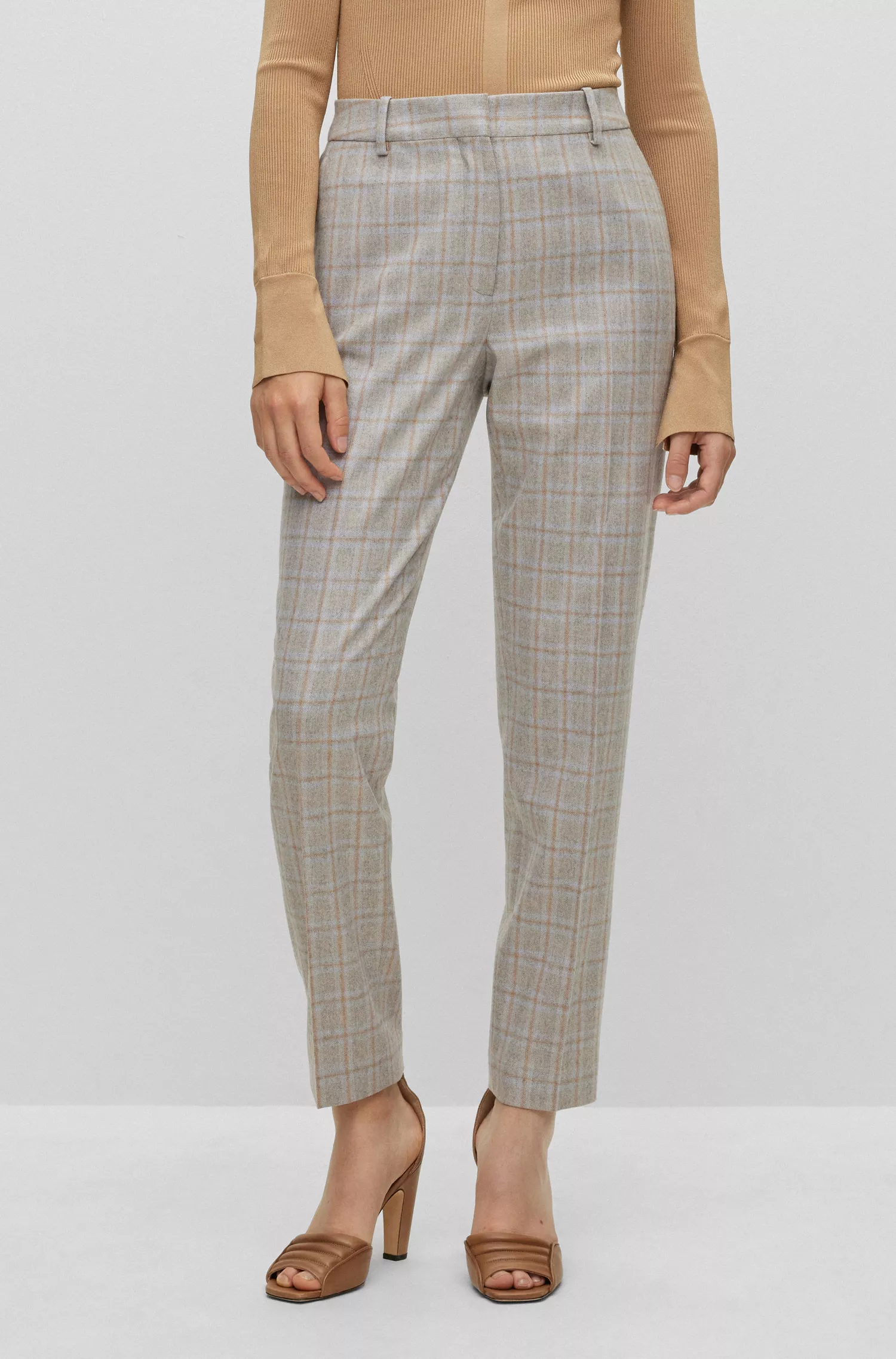 Calça BOSS cor camelo, corte slim, em mistura de lã com cashmere.