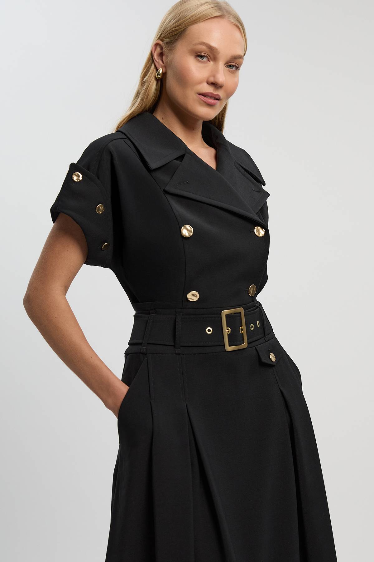 KarenMillen Robe Midi Plissée Petite Taille avec Détails Boutons Ajustée Raffinée