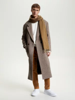 Cachecol com franjas e placa de bandeira em cashmere elevado