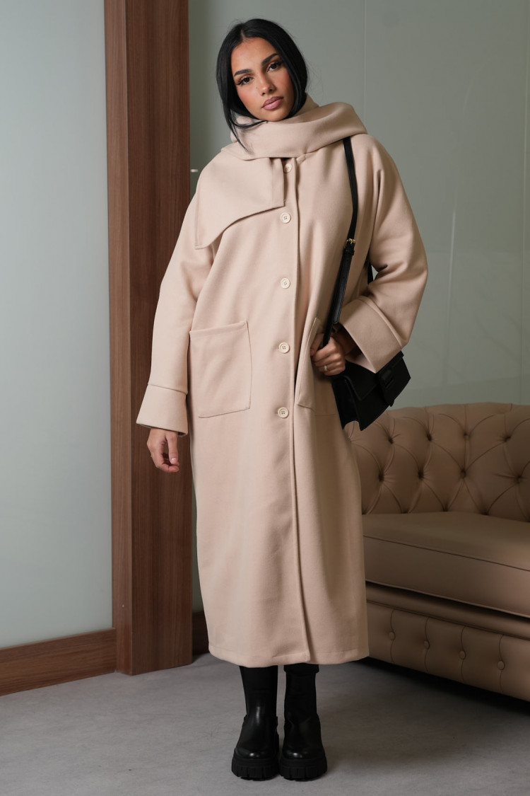 Manteau beige à capuche avec écharpe intégré