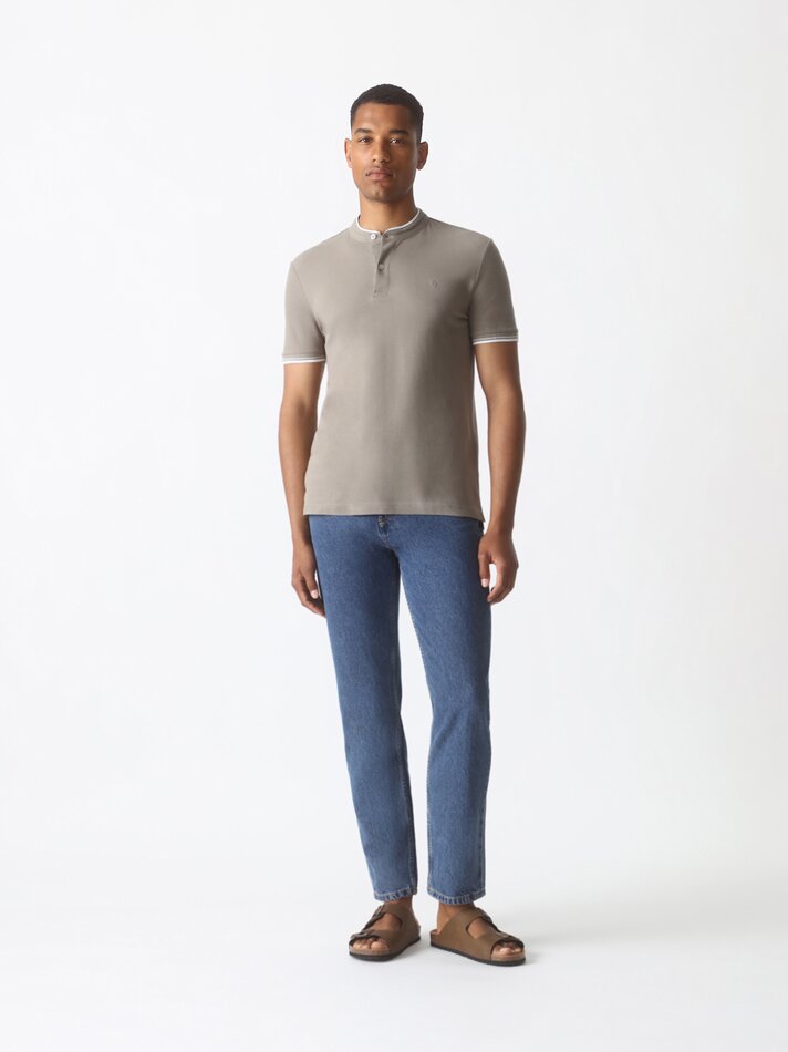 Camisa polo com gola mandarim bordada - Marrom claro