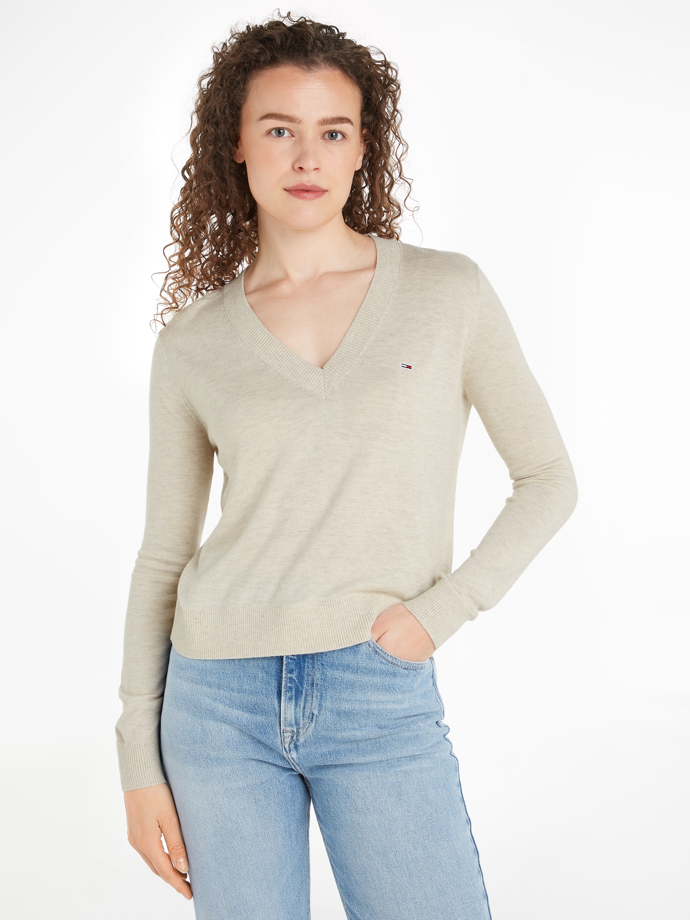 Tommy Jeans Strickpullover »TJW ESSENTIAL VNECK SWEATER EXT«, mit Logostickerei