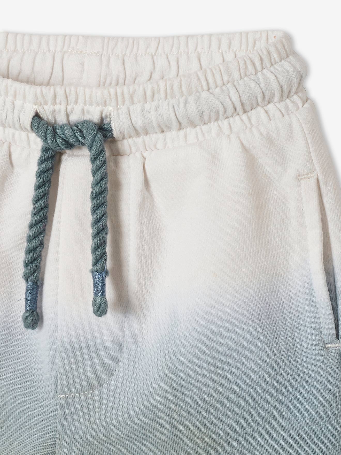 Conjunto de bebê composto por uma camiseta branca lisa, shorts e chapéu chanel com estampas.