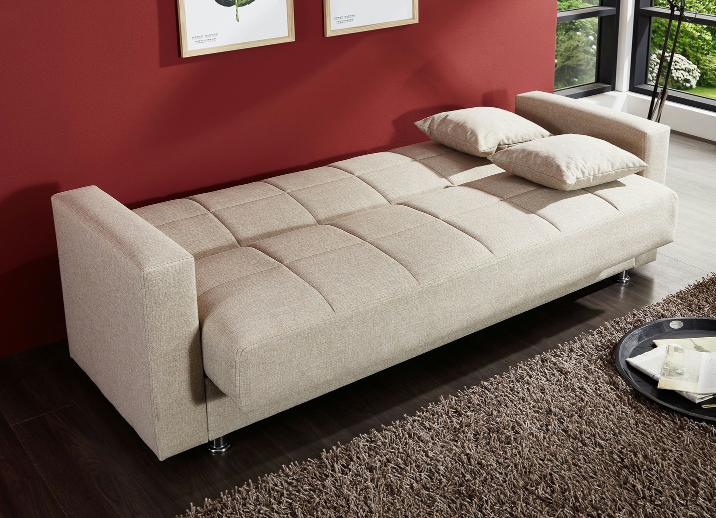 Klick-Klack-Sofa mit Dekokissen