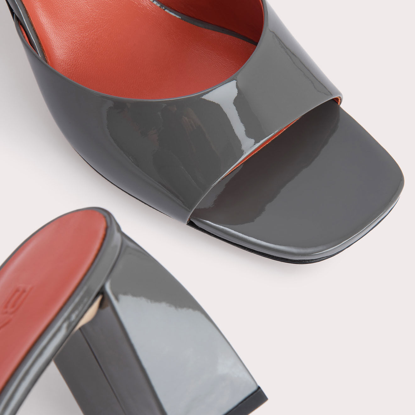 By Far Mules en Cuir verni Romy grises - Talon 7 cm