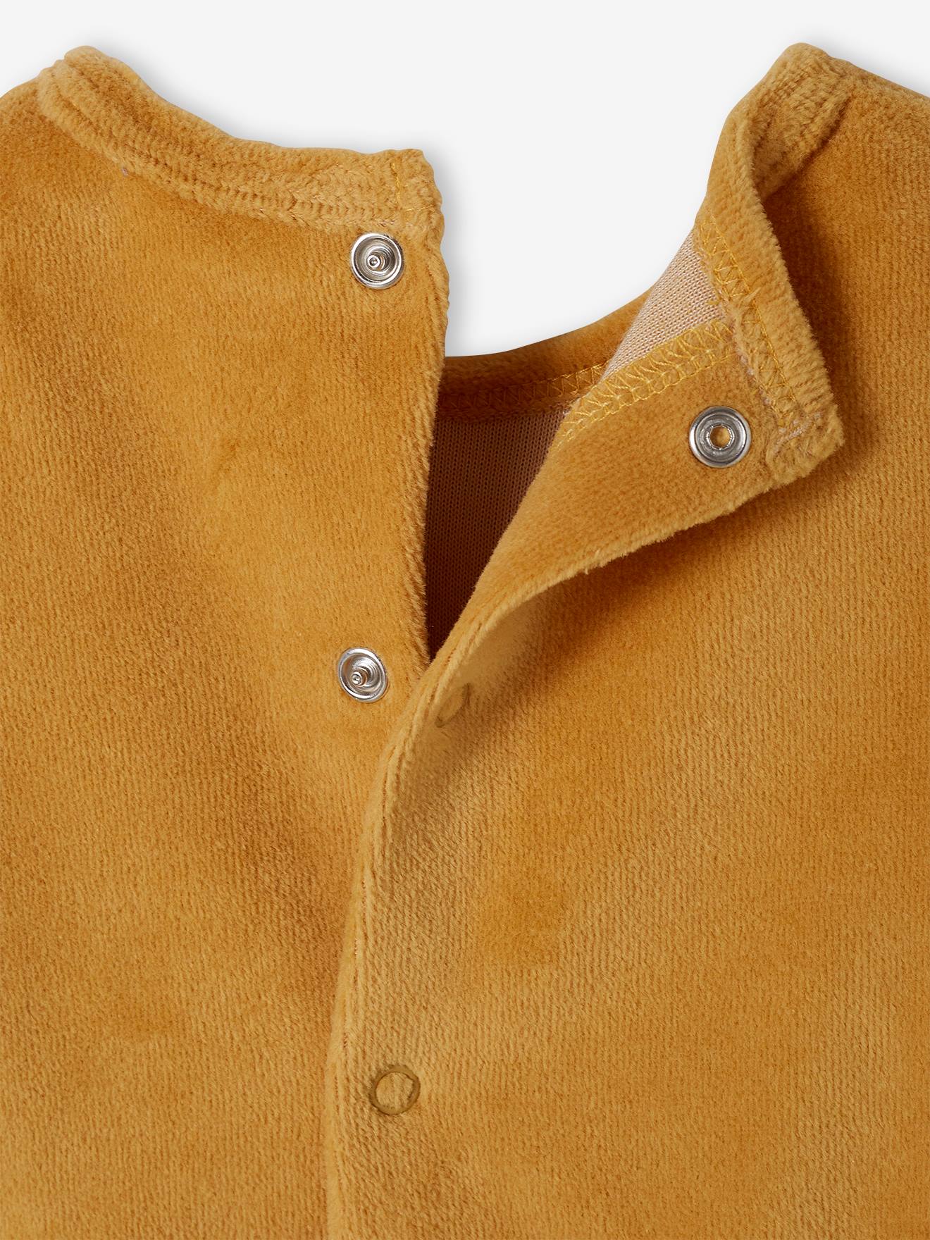 Macacão infantil DS® do Rei Leão em veludo amarelo escuro liso com estampa.