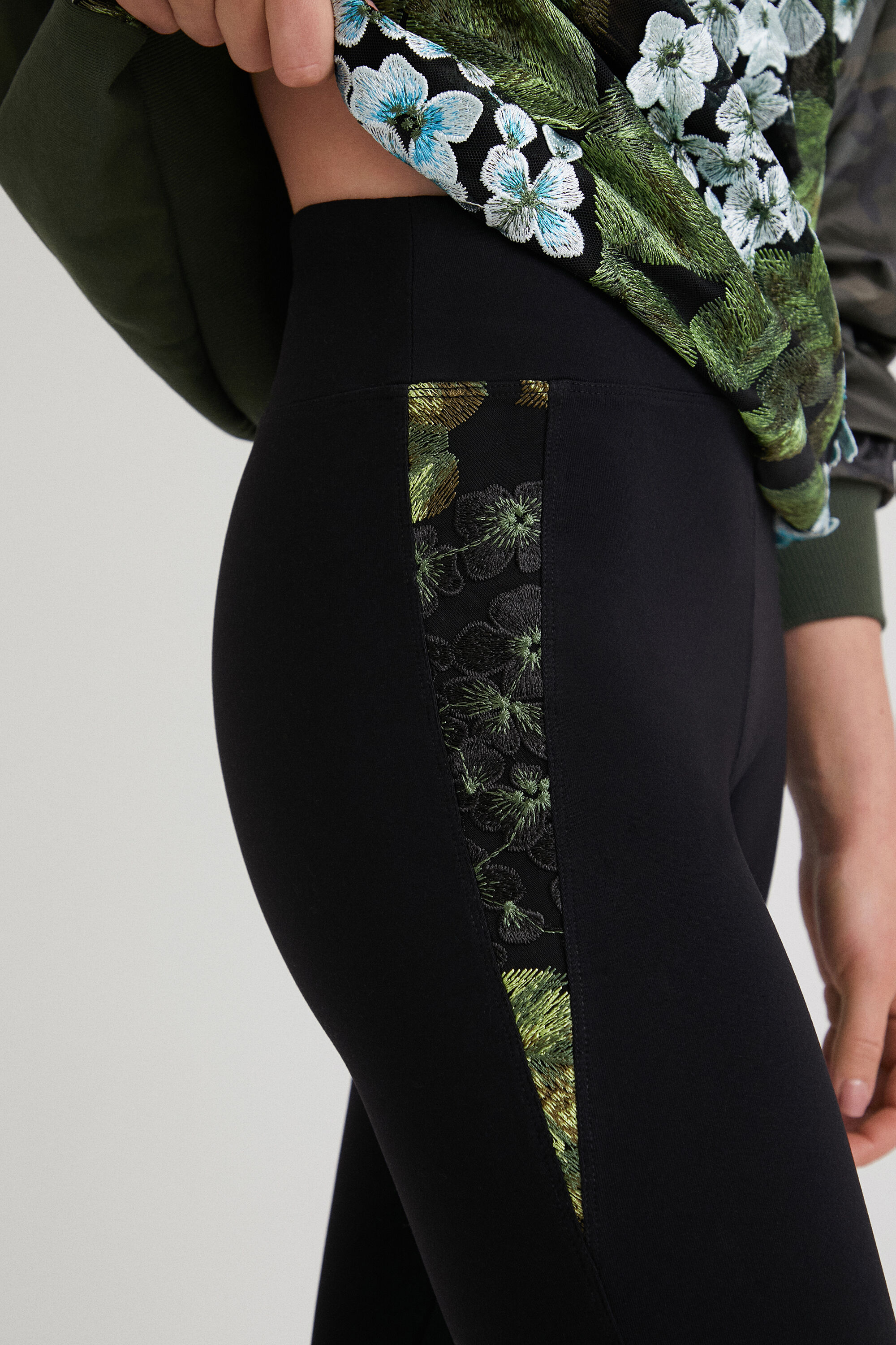 Leggings com laterais transparentes