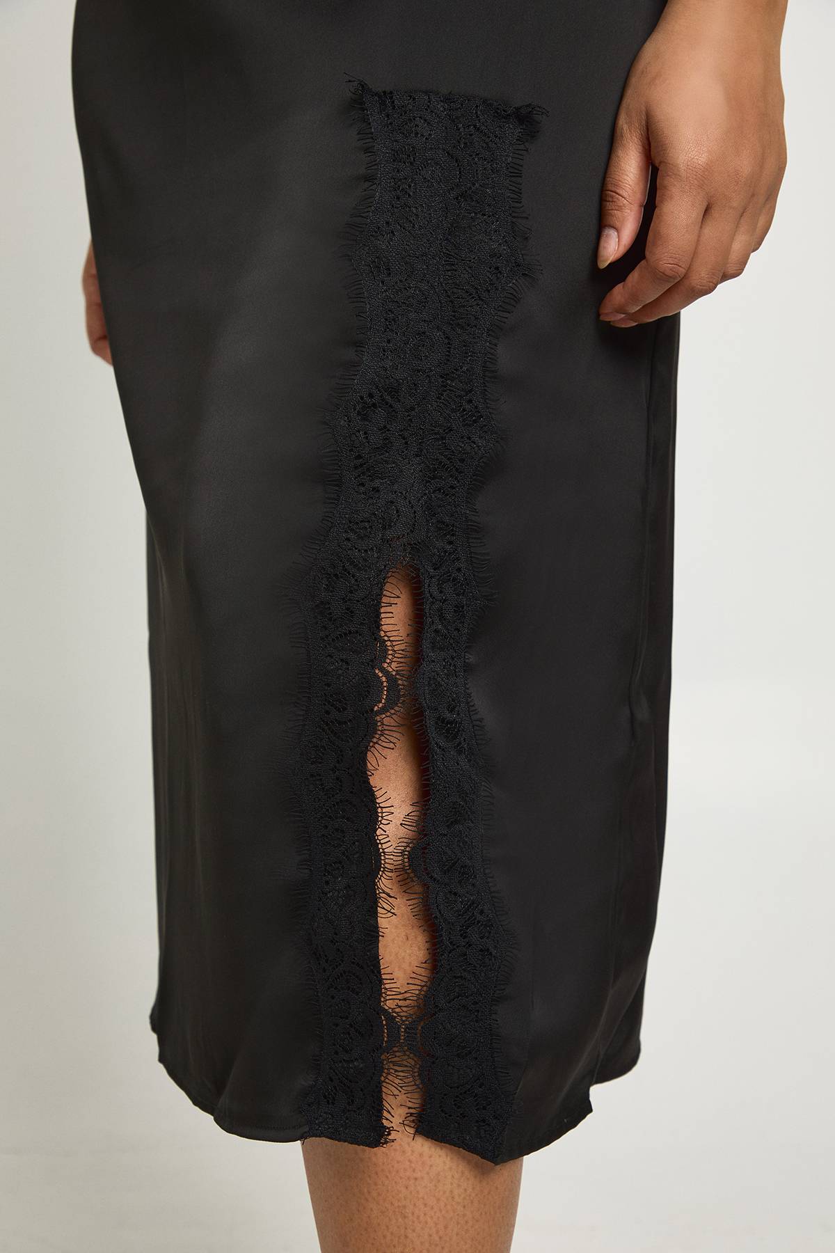 boohoo Robe Nuisette Satinée Grande Taille Avec Détails De Dentelle Contrastante