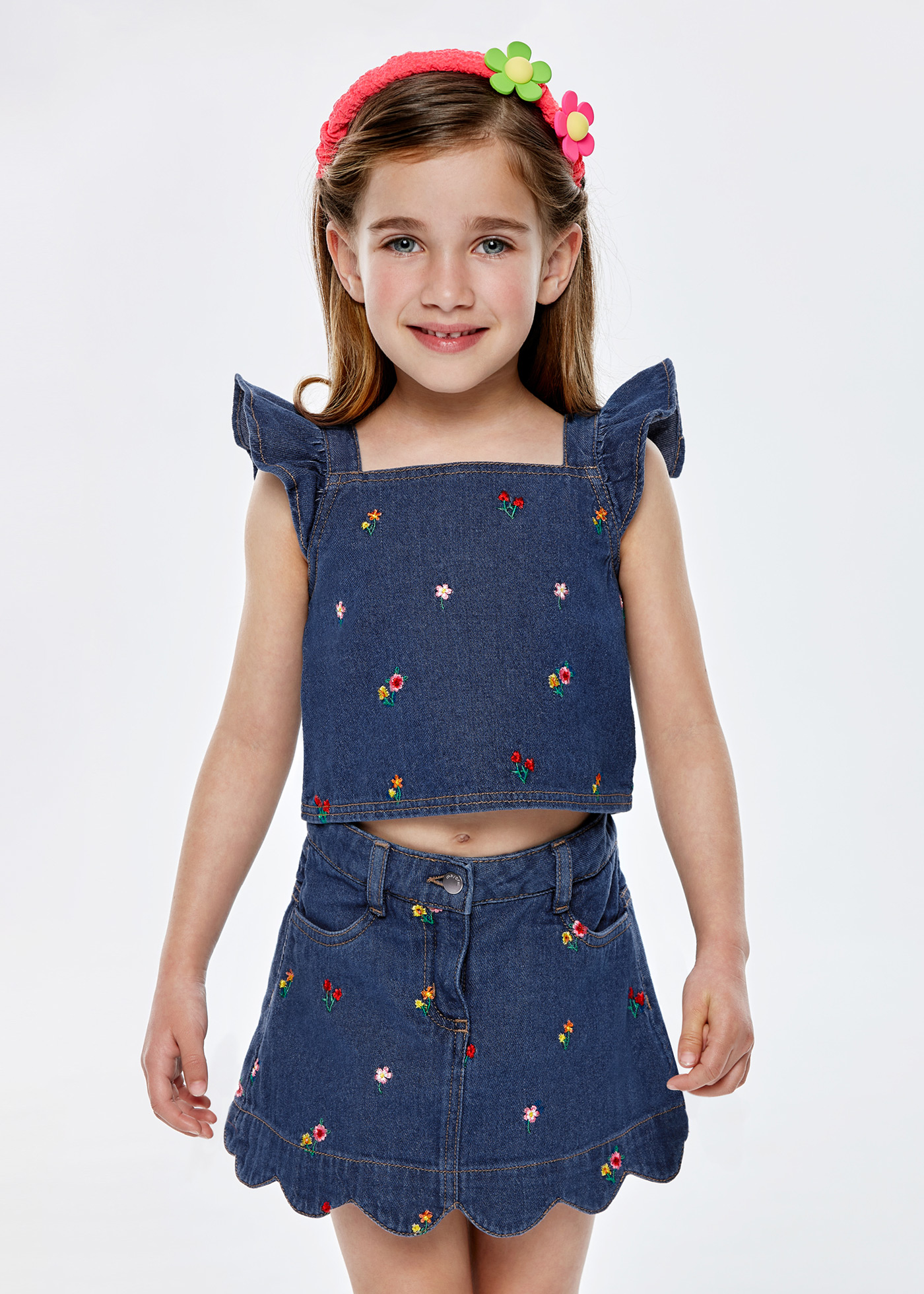 Blusa jeans com bordado em algodão sustentável para meninas