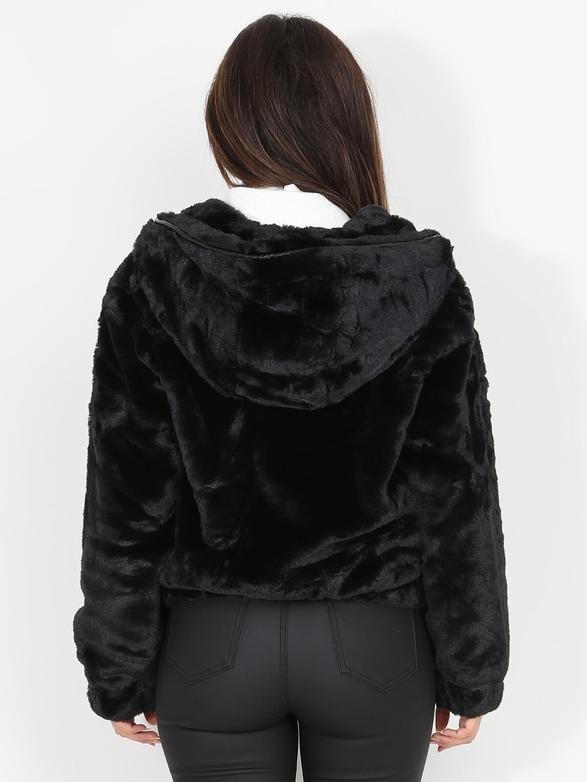 Manteau court à fausse fourrure- Noir
