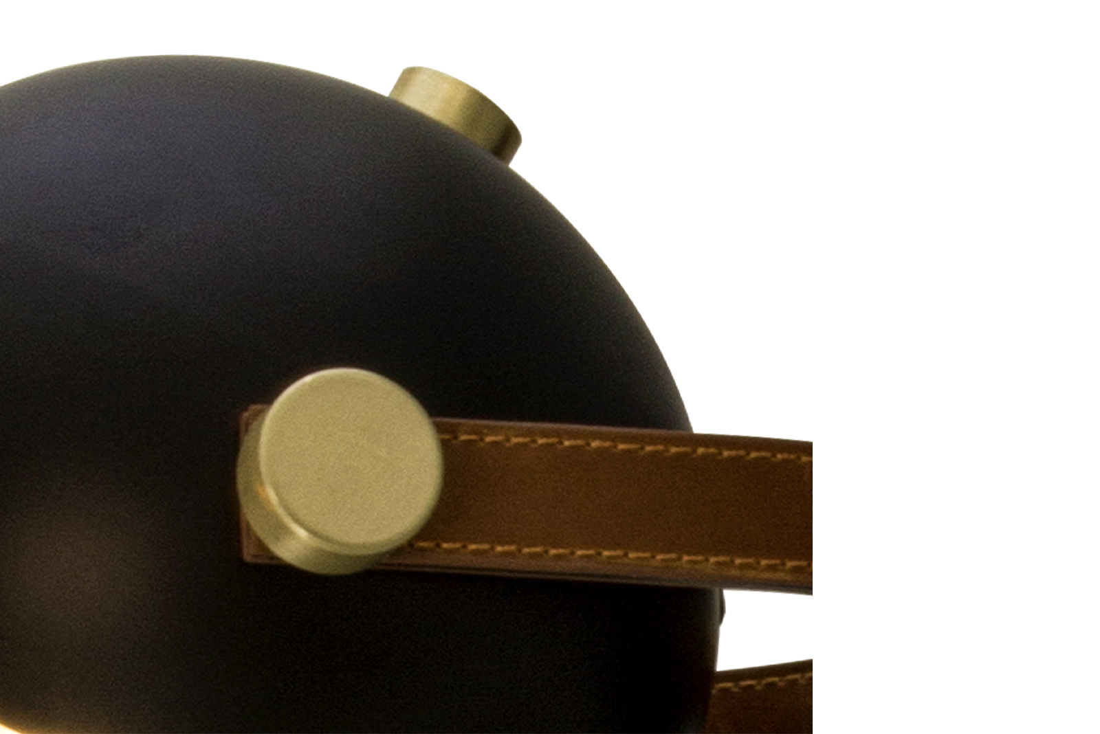 Bow vegglampe Sort med detaljer i brunt skinn og messing