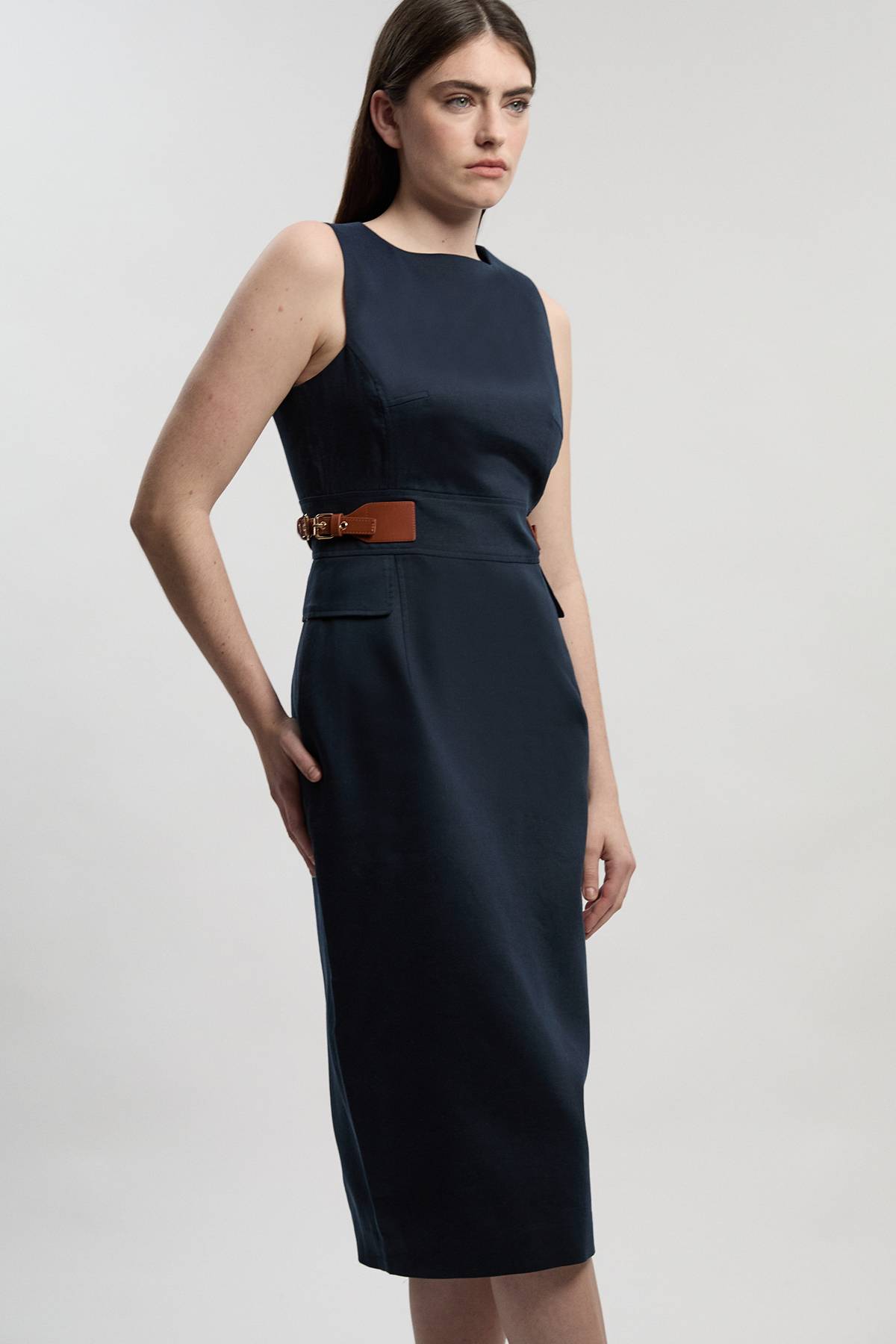 KarenMillen Robe Midi Crayon Ajustée en Lin avec Détail Patte à la Taille