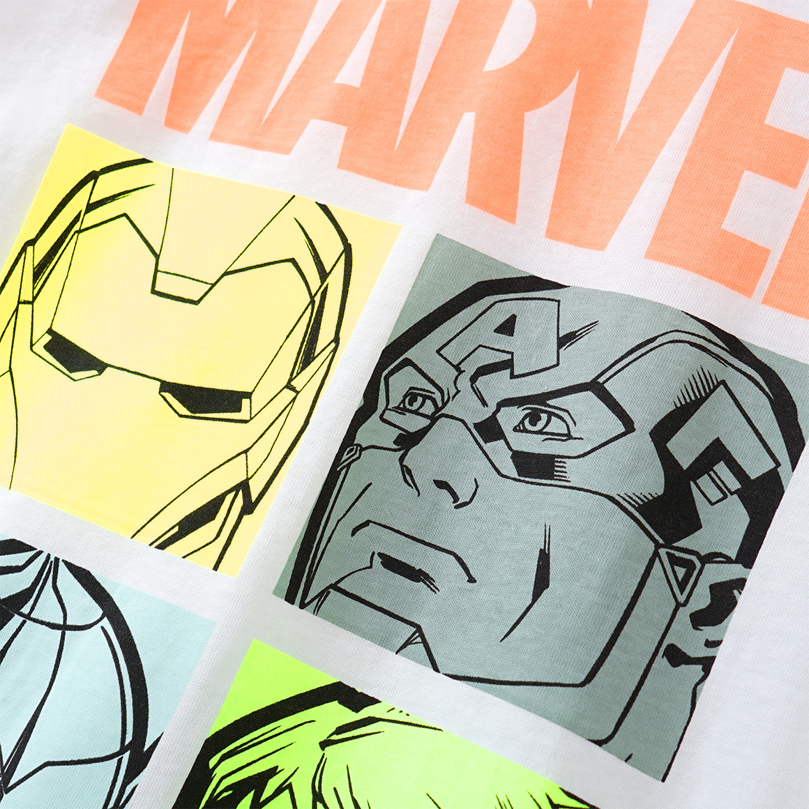 Yigga MARVEL Avengers Shorty weiss / schwarz