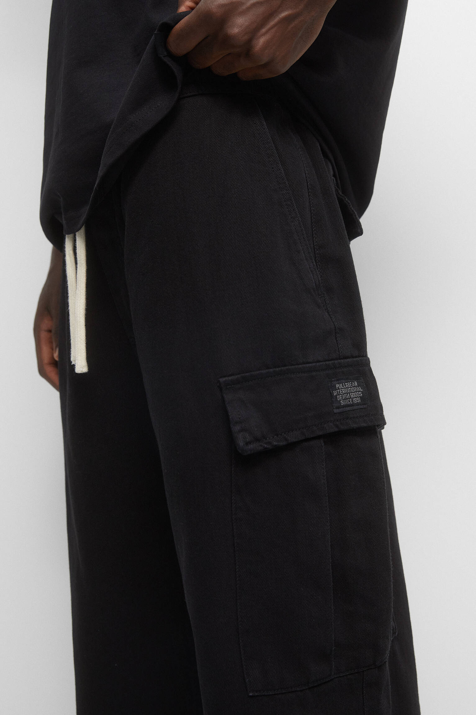 CALÇA CARGO COM CORDÃO - PRETA
