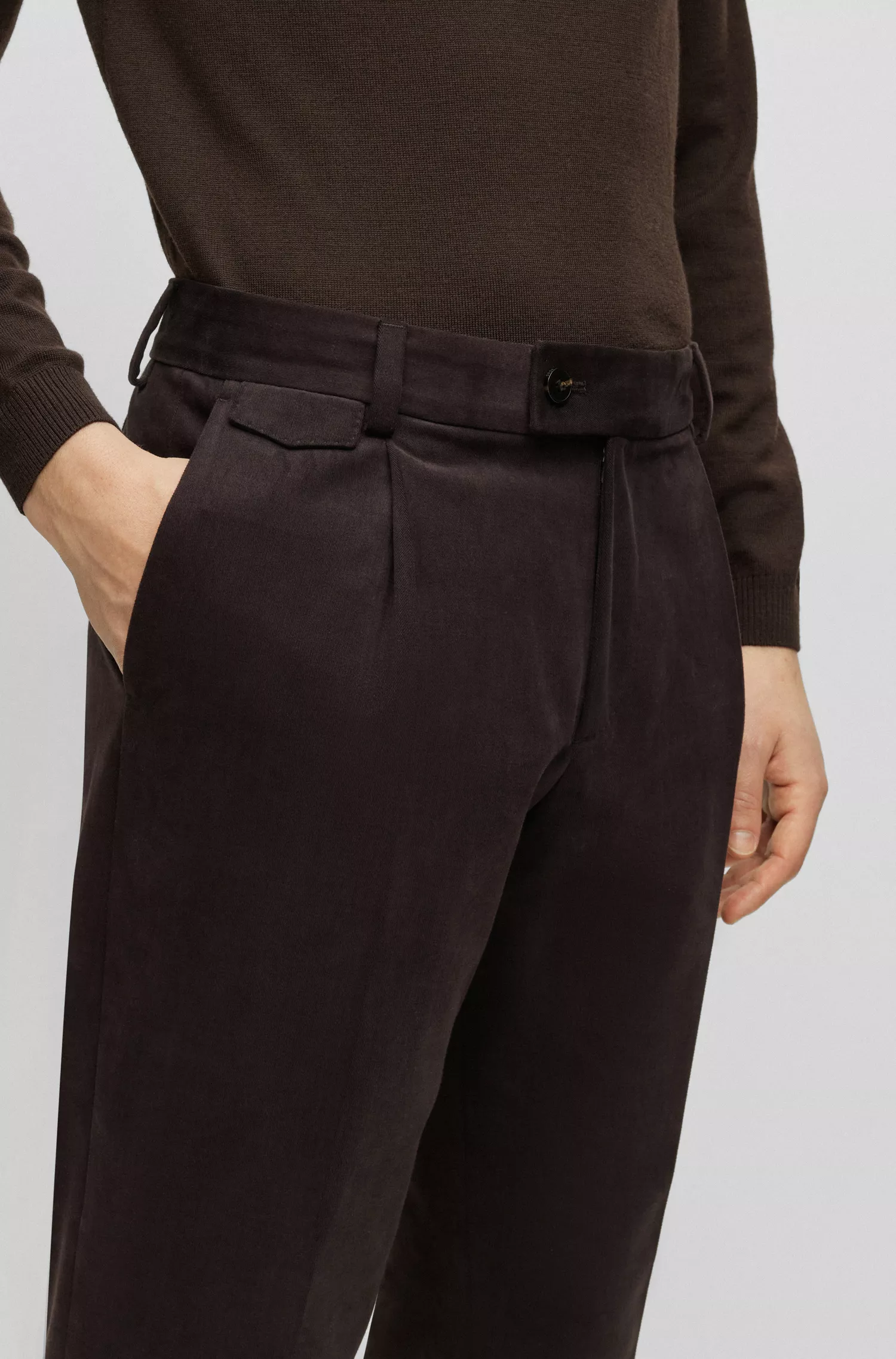 Calça BOSS Camel de corte afunilado em algodão com prega frontal.