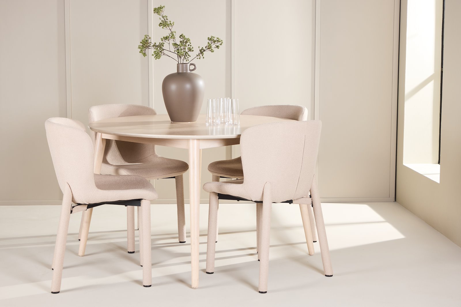 Flora og Astoria Spisegruppe Flora rundt spisebord ø120cm i hvitlasert med 4 stk. Astoria spisestoler i Beige bouclé.