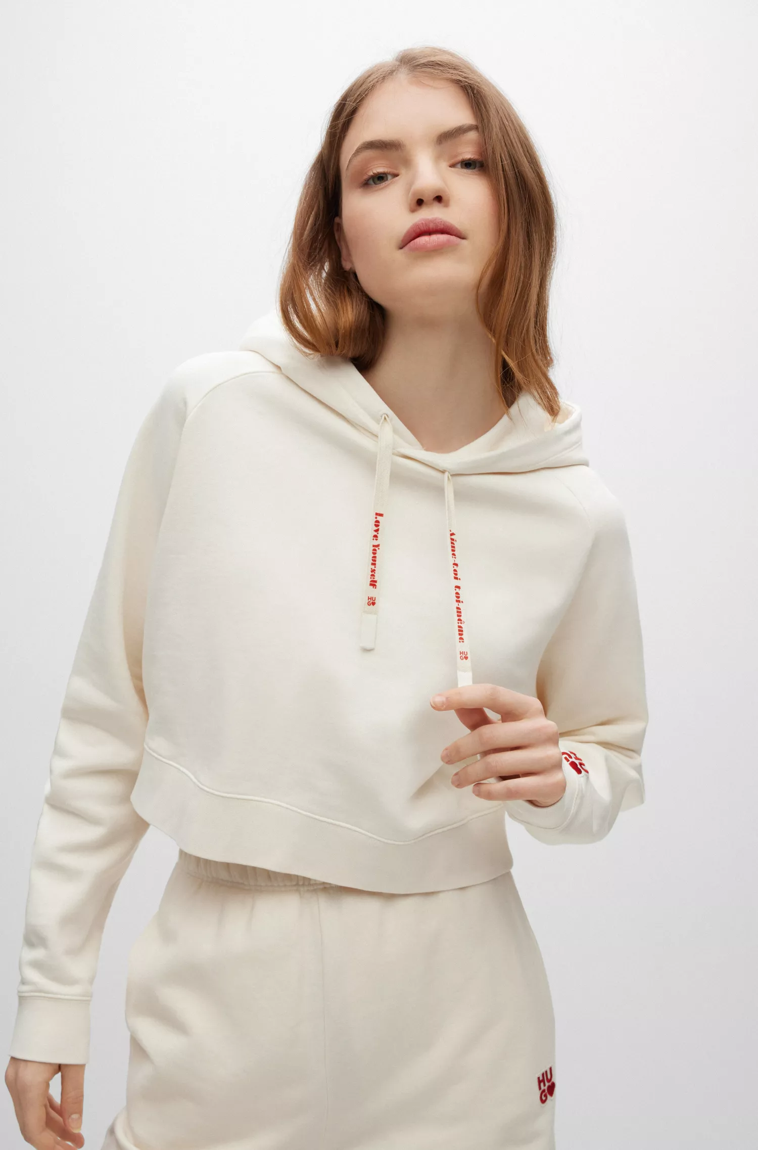 Moletom cropped vermelho HUGO em algodão felpudo com logos temáticos de amor.