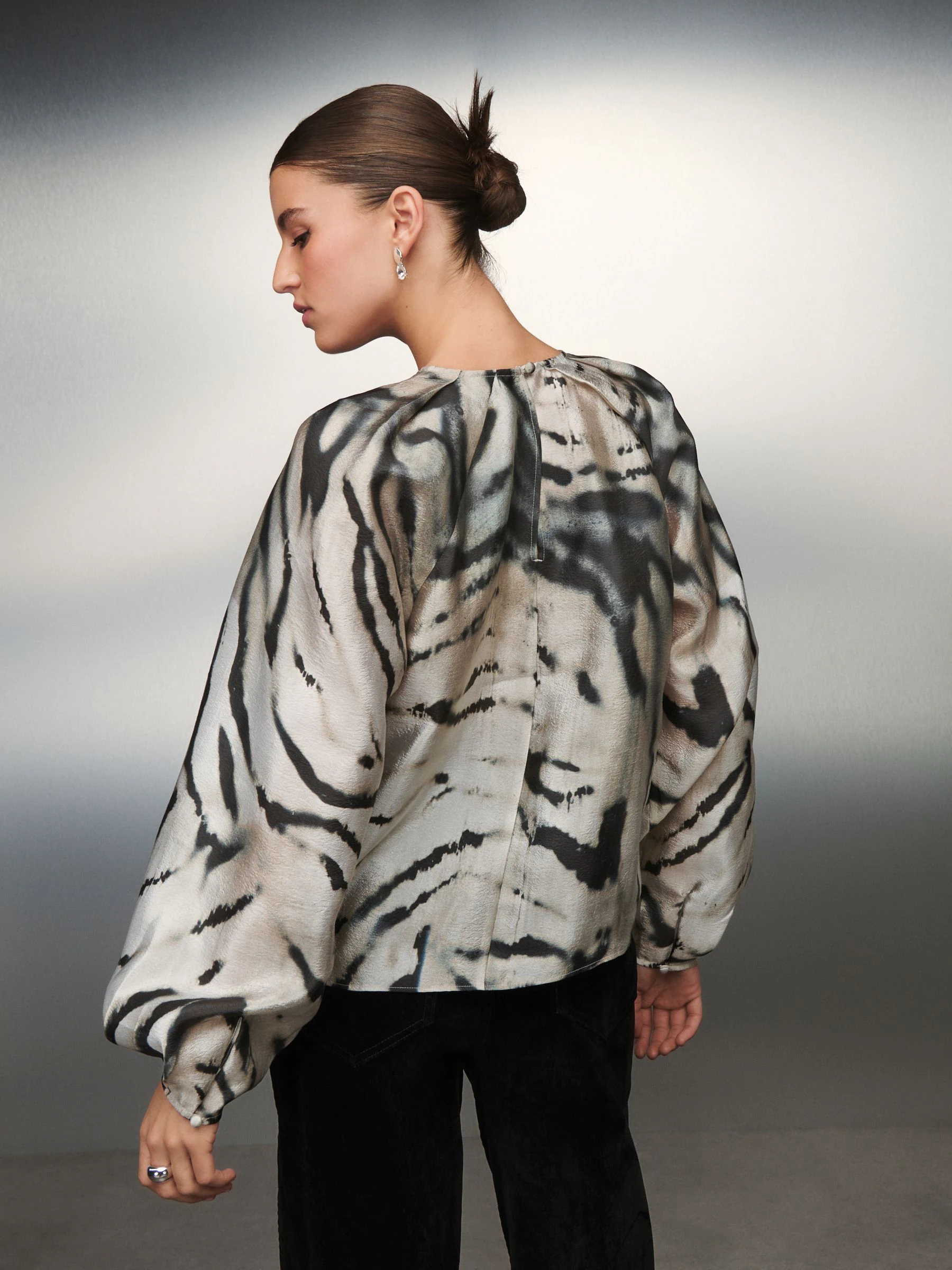 White/Black Zebra Print - Blouse met volumineuze lange mouwen