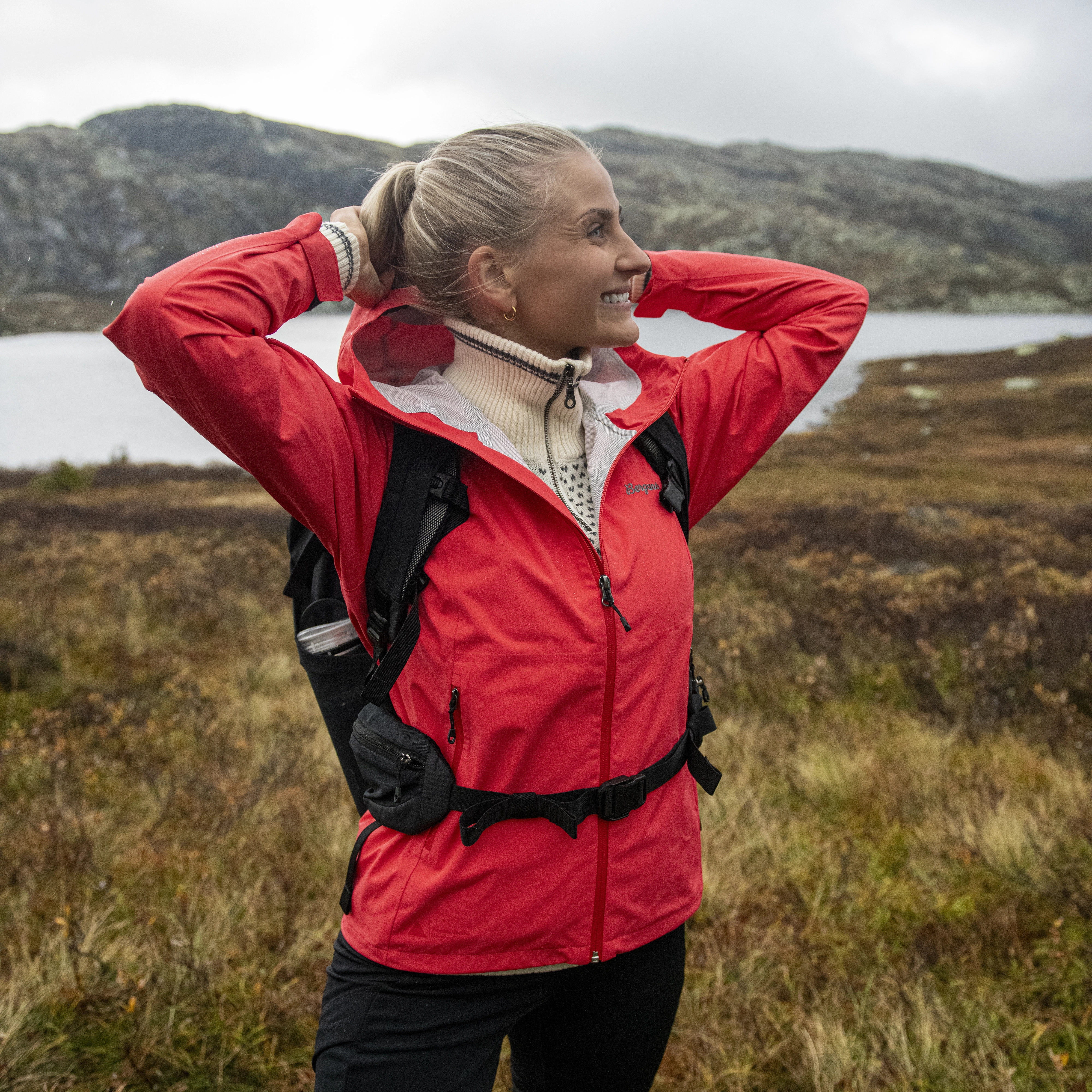 Essentials 2.5L Shell Jacket Women Peachy Red