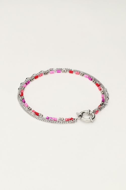 Driedubbele armband met rode en roze kralen